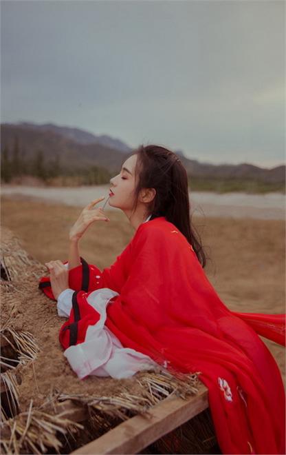 郑合惠子拍大漠写真 身披红色古衣展东方风情