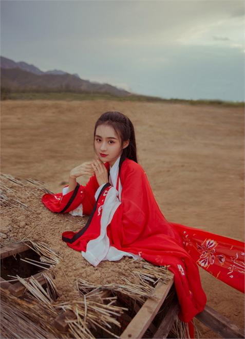 郑合惠子拍大漠写真 身披红色古衣展东方风情